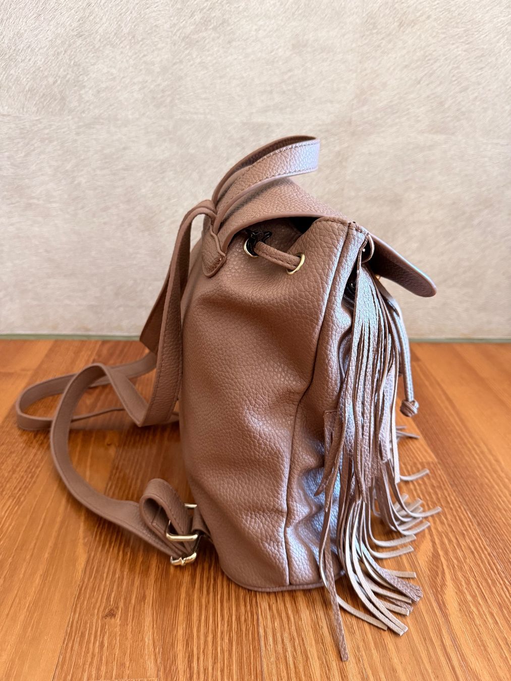 Zaini: Damen Rucksack beige mit Fransen – Usato da Uerikon venduto da Vanessita07 1
