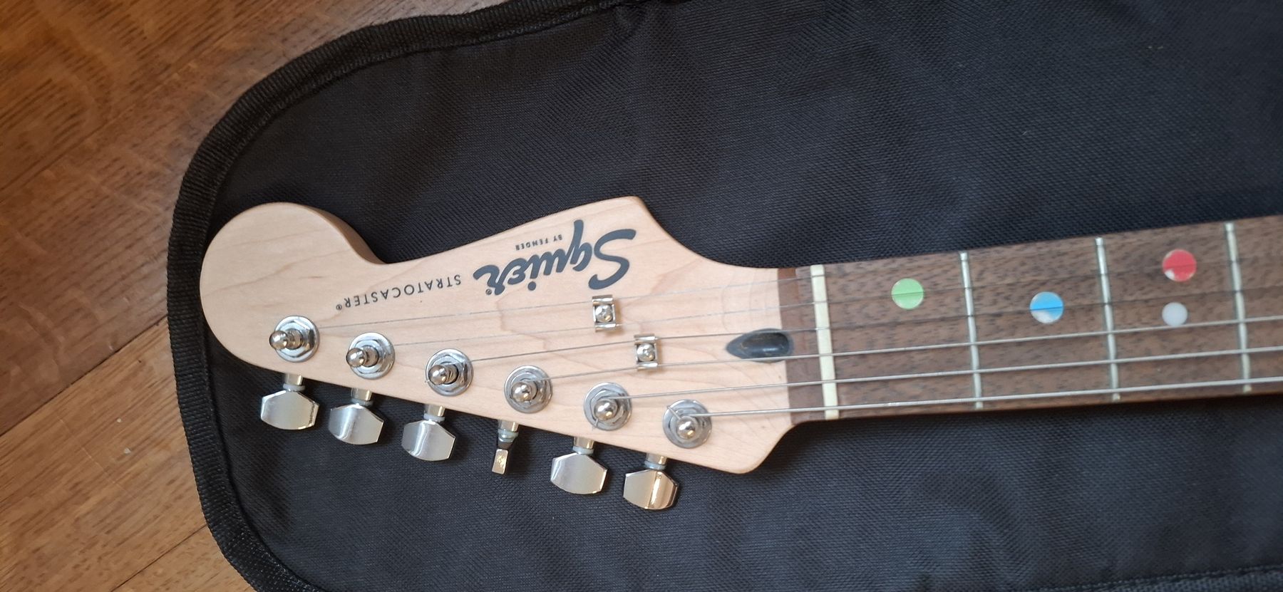 Squier Strumenti musicali: Squier Stratocaster E-Gitarre mit Fender Frontman 10G Set – Usato da Auenstein venduto da Kleinerpoet 2