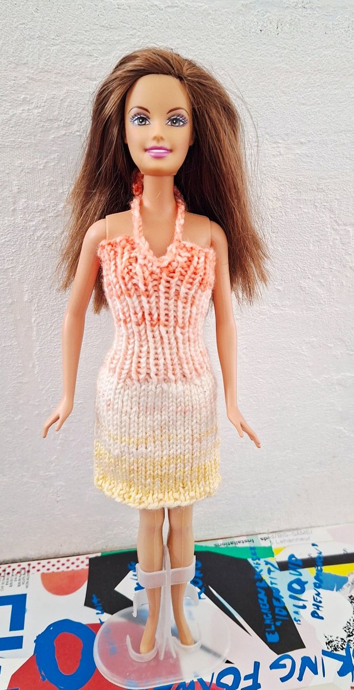 Bambole: Barbie Kleid. Neu und handgestrickt. – Nuovo e nell'imballaggio originale da Zug venduto da Areta