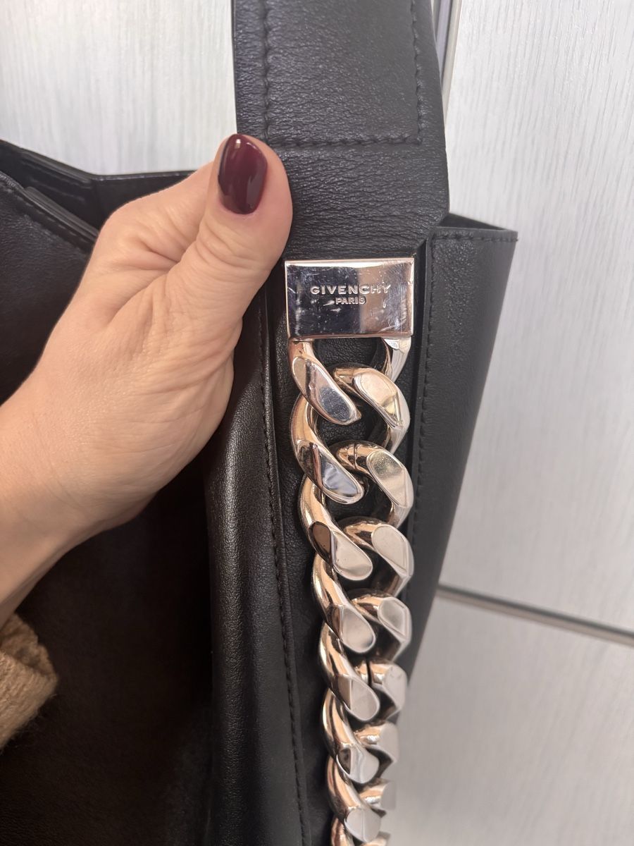 Givenchy Borse da donna: Givenchy Calfskin Infinity Bucket Bag Black – Nuovo (secondo la descrizione) da Oberrohrdorf venduto da api_s6d2 4