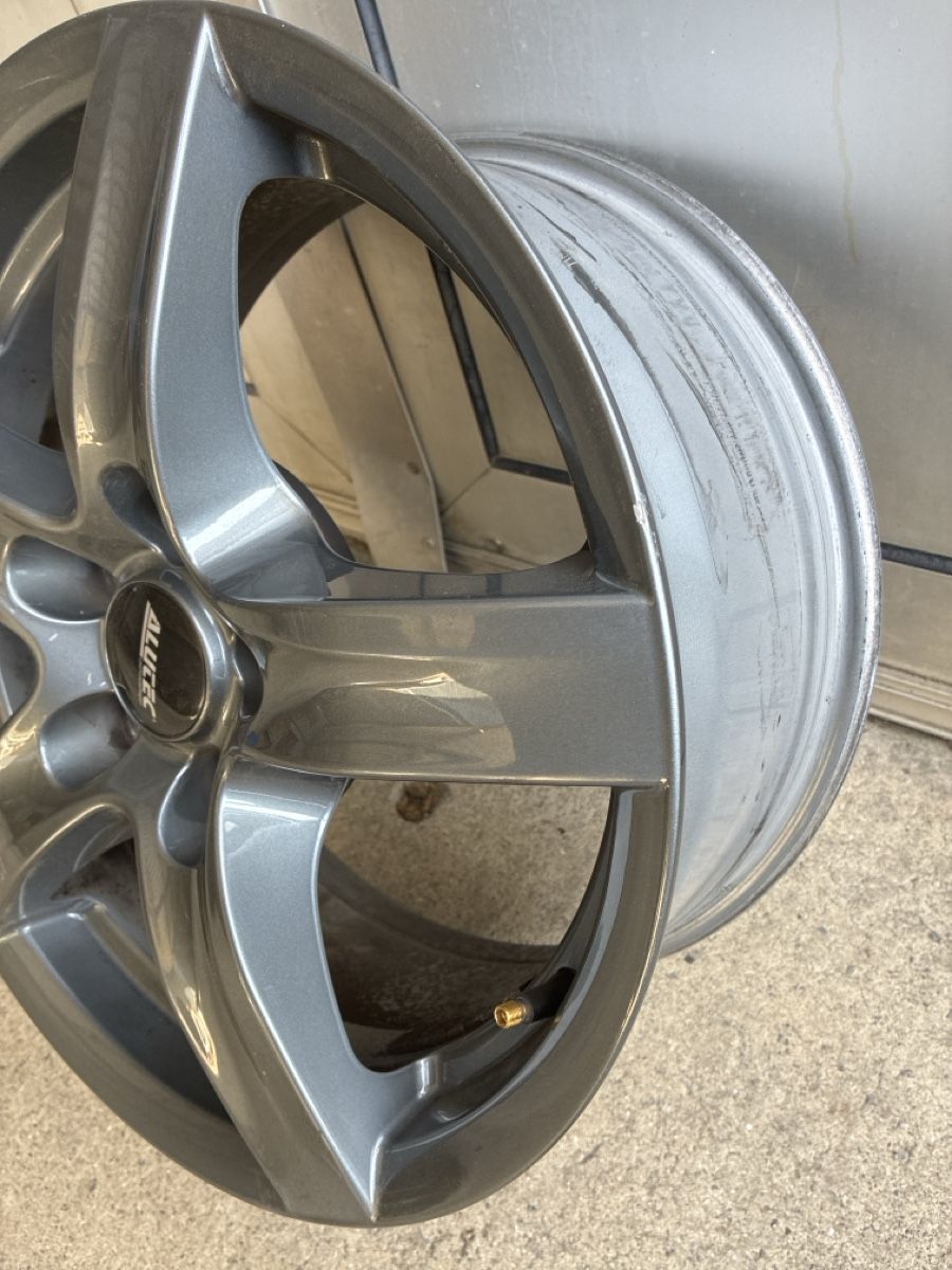 Volkswagen Cerchioni: 4Jante alu 5 branches gris anthracite  – Usato da Lully FR venduto da myr_pzt8 2