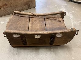 Sehr alter kleiner Holzschlitten