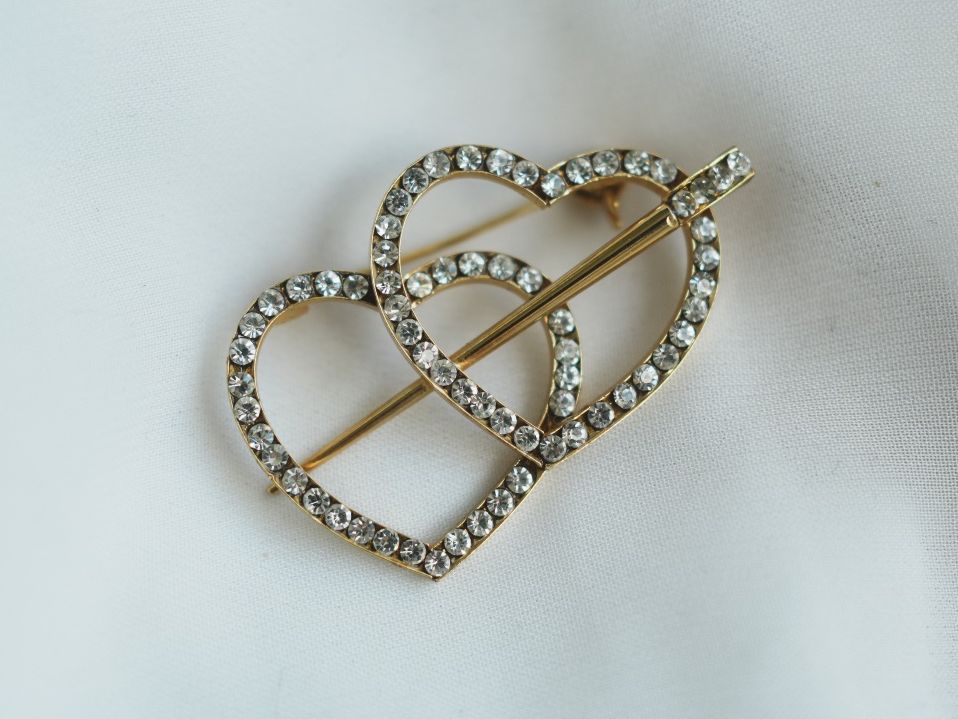 Gablonzer Spille & Fermagli: Vintage Brosche Doppelherz gold Strass – Usato da Volketswil venduto da HeredisAntiques