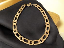 Zara: Goldfarbene Vintage-Halskette mit großer Kette.