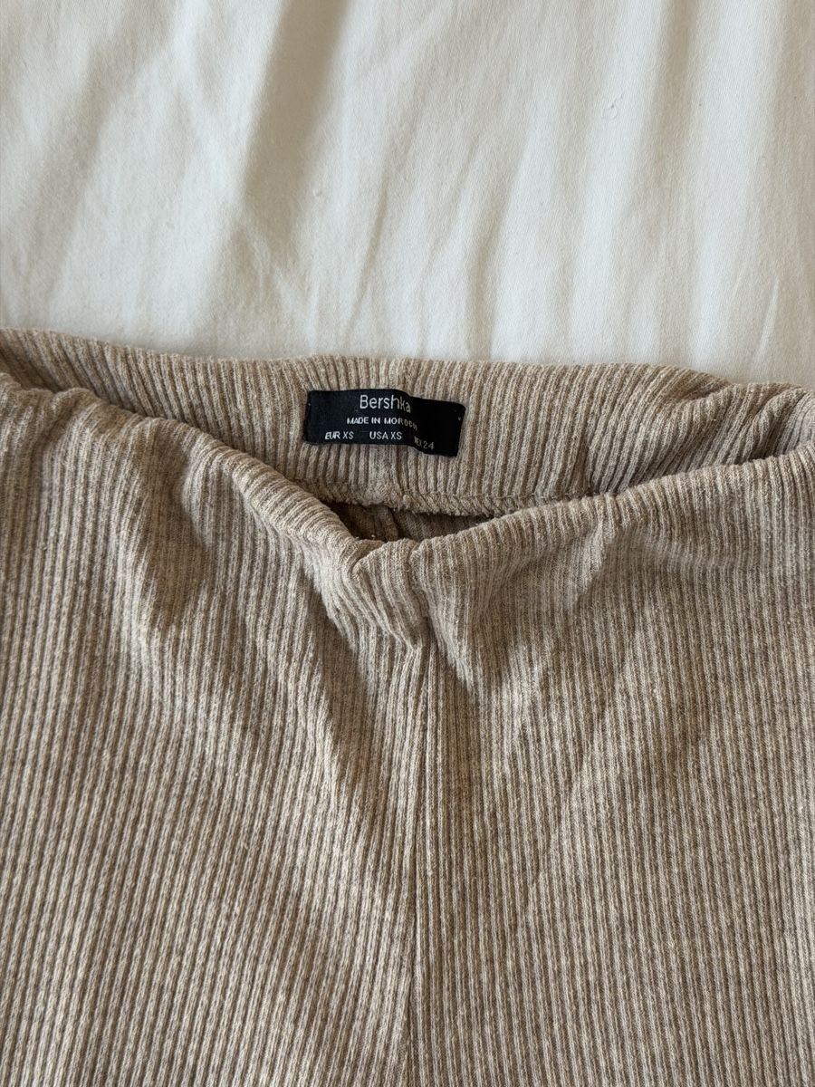 Bershka Pantaloni: Bershka Ribbed pants – Usato da Zürich venduto da lil_h279 2