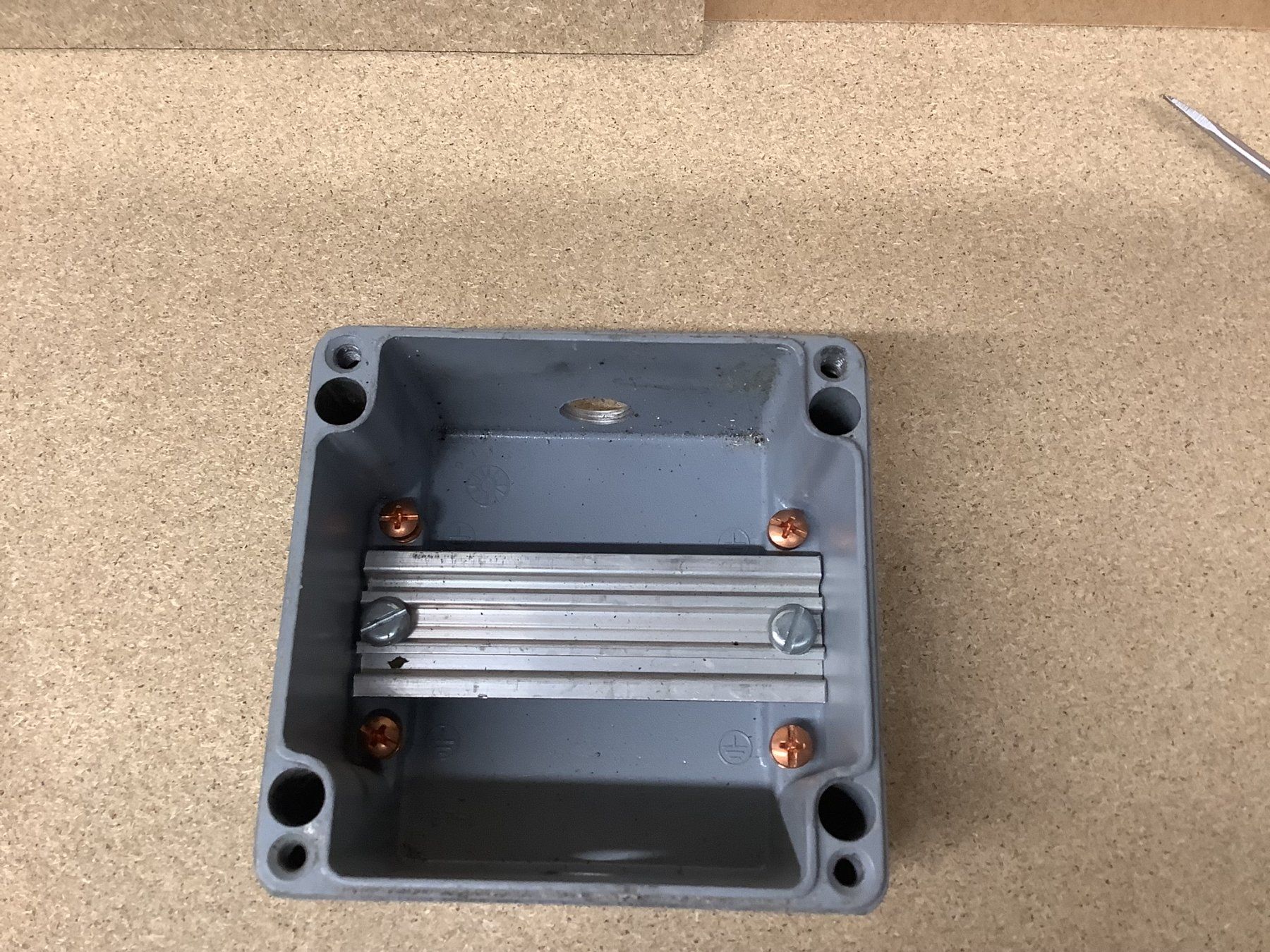 Elektronikbauteile: Metal Dose – Gebraucht aus Glarus von Mdelphi 5