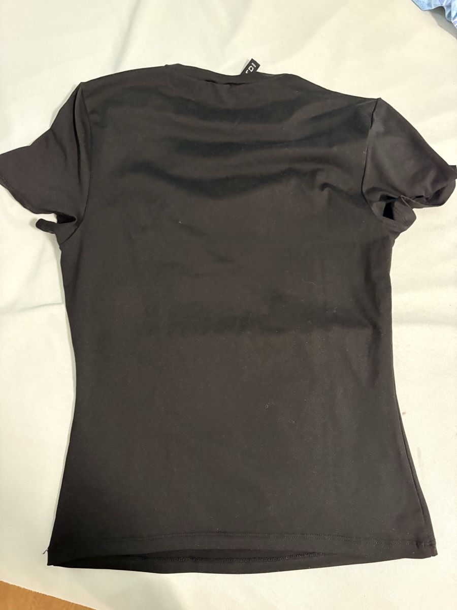 H&M Blouses, T-shirts & Tops: T-Shirt schwarz Grösse M  – D'occasion à Münchenstein par Miresolese 2