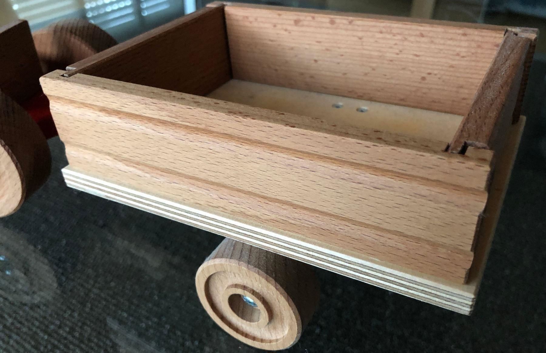 Spielzeuge: Holz Traktor mit Anhänger – Neu (gemäss Beschreibung) aus Hergiswil NW von Xrv 6