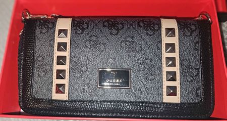 Sac / porte monnaie Guess Tendance avec Détails Cloutés