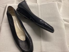 Pumps schwarz , Leder/Lack, flacher Keilabsatz, Gr. 40.5