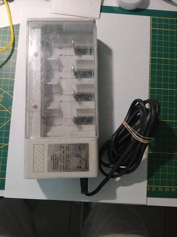 Caricatori & Batterie: Chargeur de batteries rechargeables  – Usato da Estavayer-le-Lac venduto da rga_657c 1
