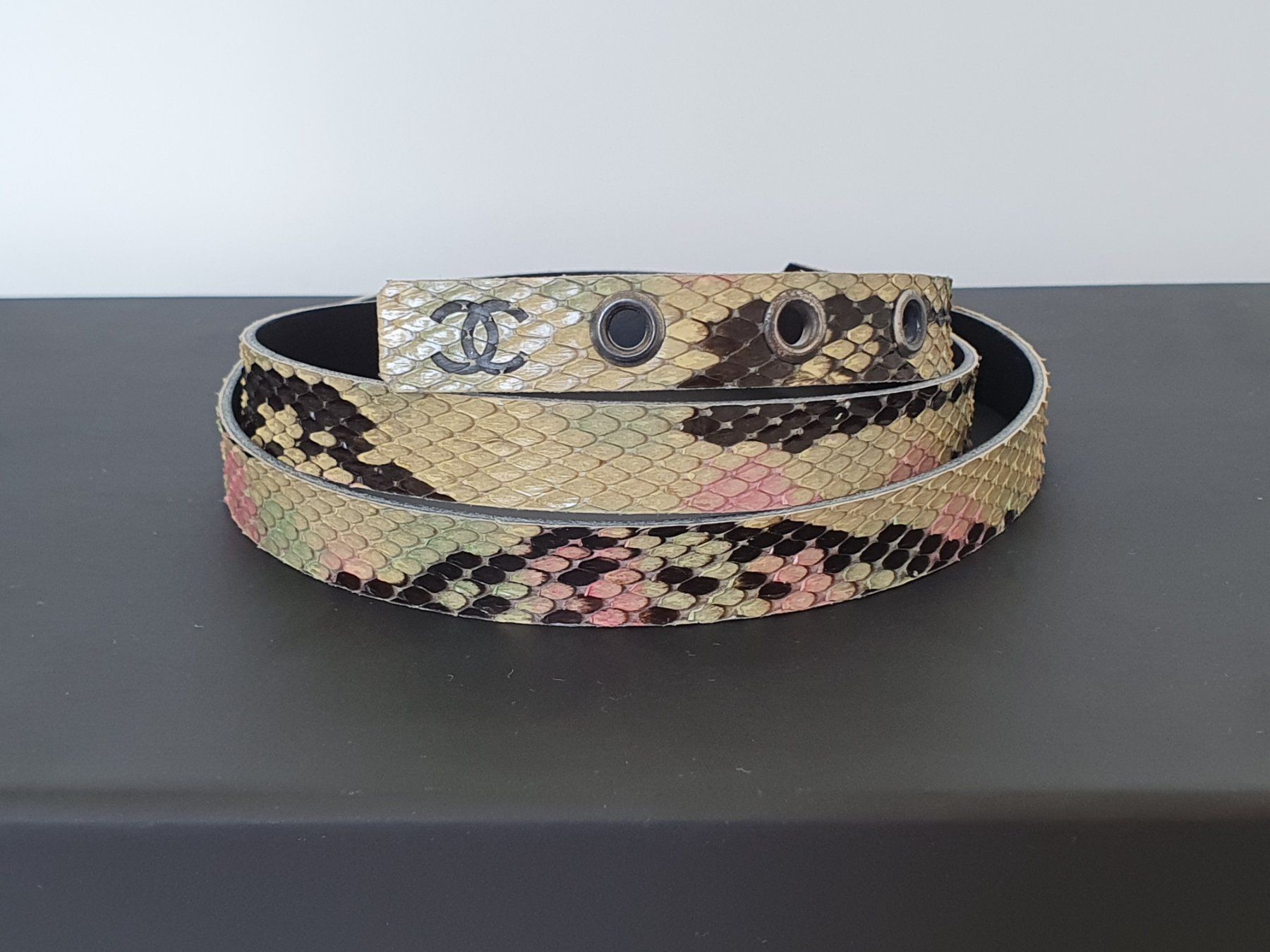 Chanel Cinture: CHANEL Taillen Gürtel Python Leder CC Logo – Usato da Wängi venduto da Pambola