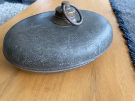 Alte, antike Eisen-Bettflasche