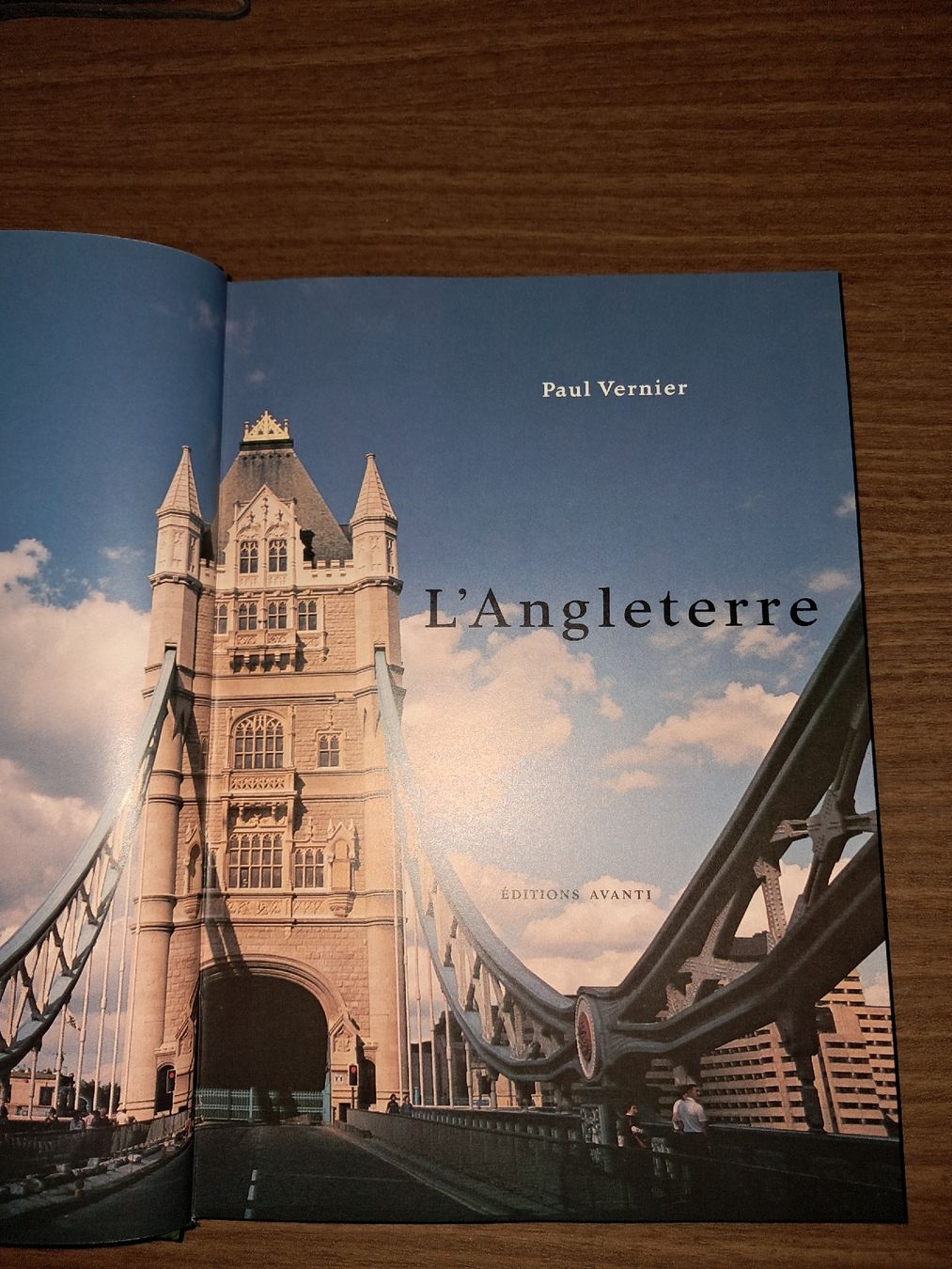 Libri: Livre sur d'angleterre – Usato da Le locle venduto da juliensaran