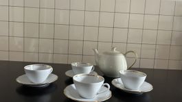 Elegantes Teeservice aus Porzellan mit Goldrand