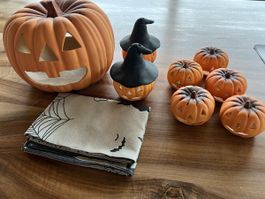 Halloween Deko Kürbisse aus Ton mit Tischläufer