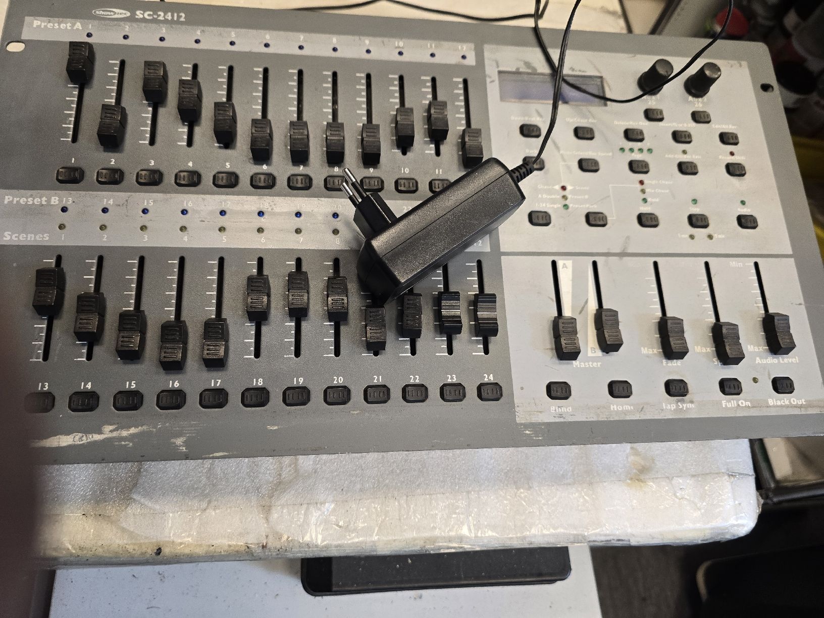 Showtec Illuminazione & Effetti luce: Showtec SC-2412 DMX Lighting Controller + Power Supply – Usato da Zürich venduto da Roy-Events-Zurich 1