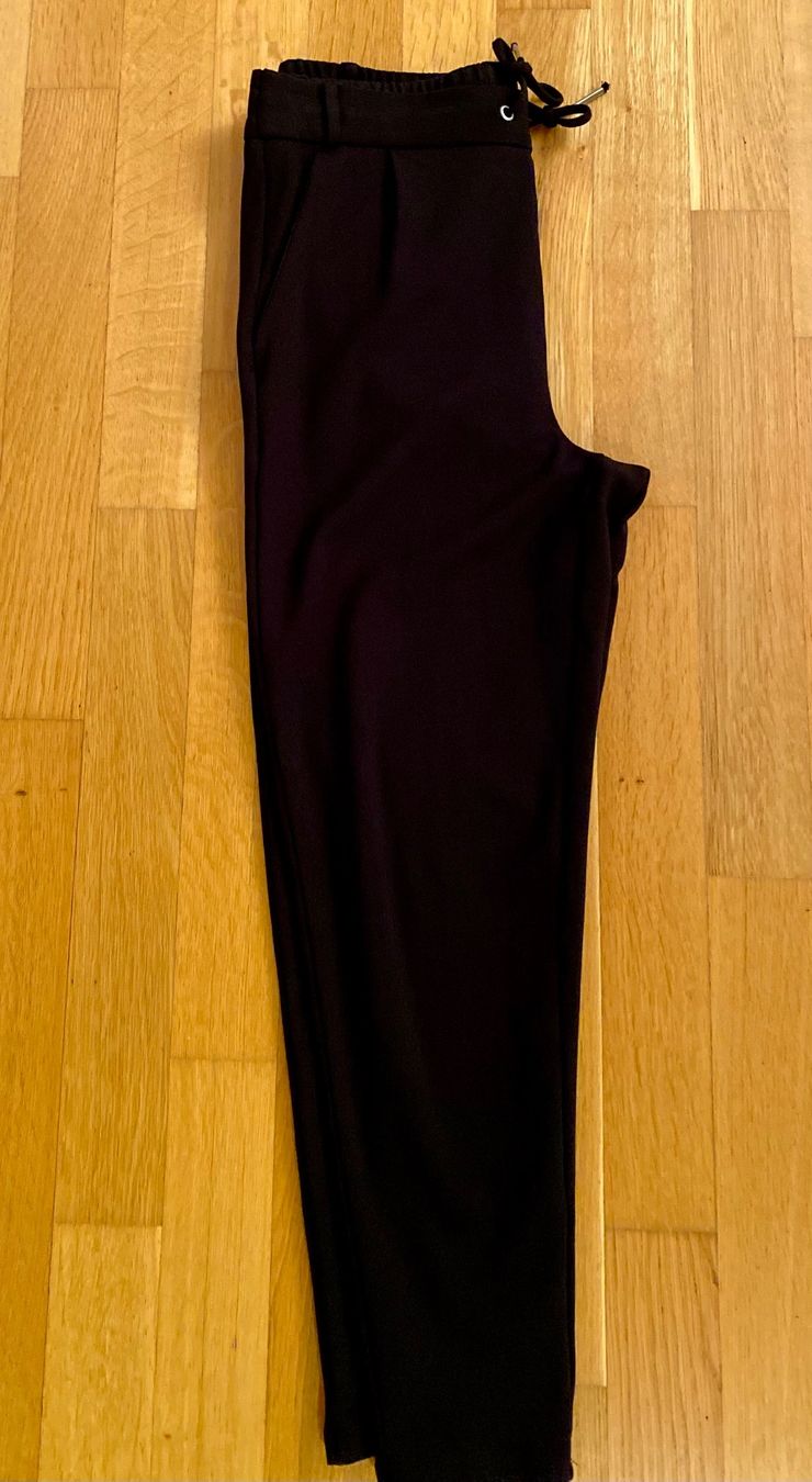 Pantaloni: Schwarze Stoffhose, Grösse Medium mit Elasthbund – Nuovo (secondo la descrizione) da Illnau venduto da Sniwi67 3