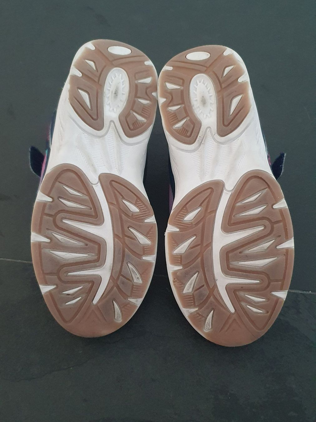 Schuhe für Mädchen: ++ Hallenschuhe / Schuhe / Turnschuhe ++ Gr. 33 ++ – Gebraucht aus Chur von aladin_04 2