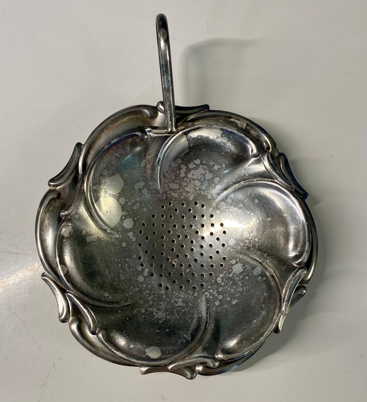 Cucine complete: Antikes Teesieb mit Abtropfschale, versilbert – Usato da Krauchthal venduto da MEWA01 1