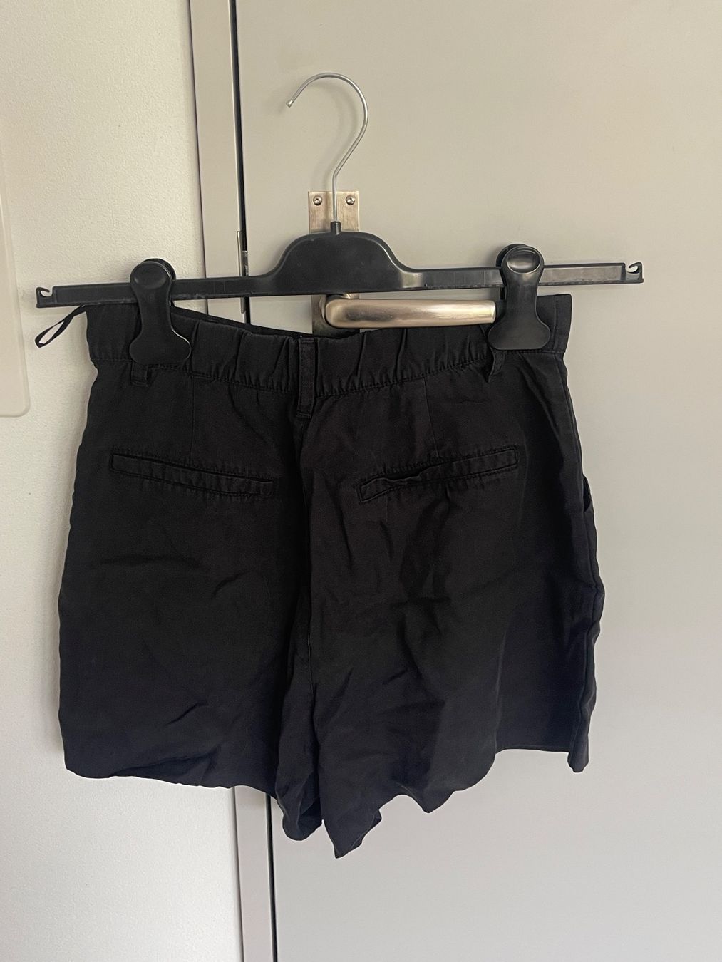 Zara Pantalons: Zara Stoffshorts – D'occasion à Zürich par liz_22fd 1