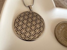 Pendentif fleur de vie sur long collier