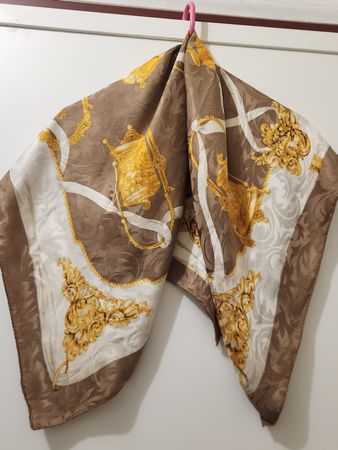 Foulard soie  ORIETTA BRUNO femme motif baroque doré