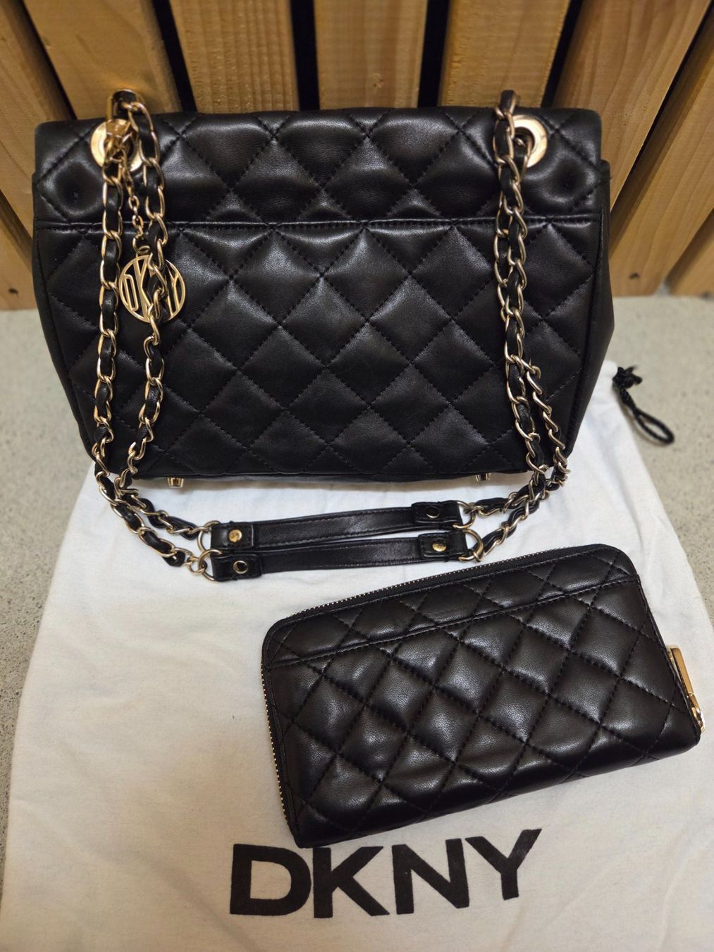 DKNY Taschen für Damen: DKNY Lederhandtasche mit Portemonnaie – Gebraucht aus Emmen von GrabandGo 2