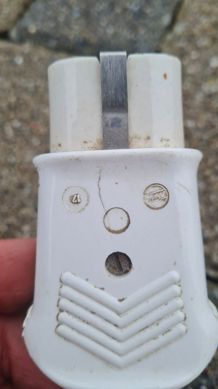 Kabel: Antikes Kabel / Stecker / 10A / 250V / Vintage / 1.5 Meter – Gebraucht aus Safenwil von TOMLUK 4
