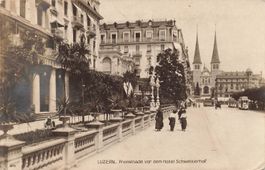 Luzern (LU) – Promenade vor dem Hotel Schweizerhof tram