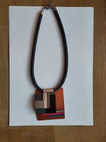 Moderne Kette mit farbigen Metallteilen / Gummikette 42-44cm