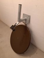 Gut erhaltene Satellitenschüssel mit Halterung