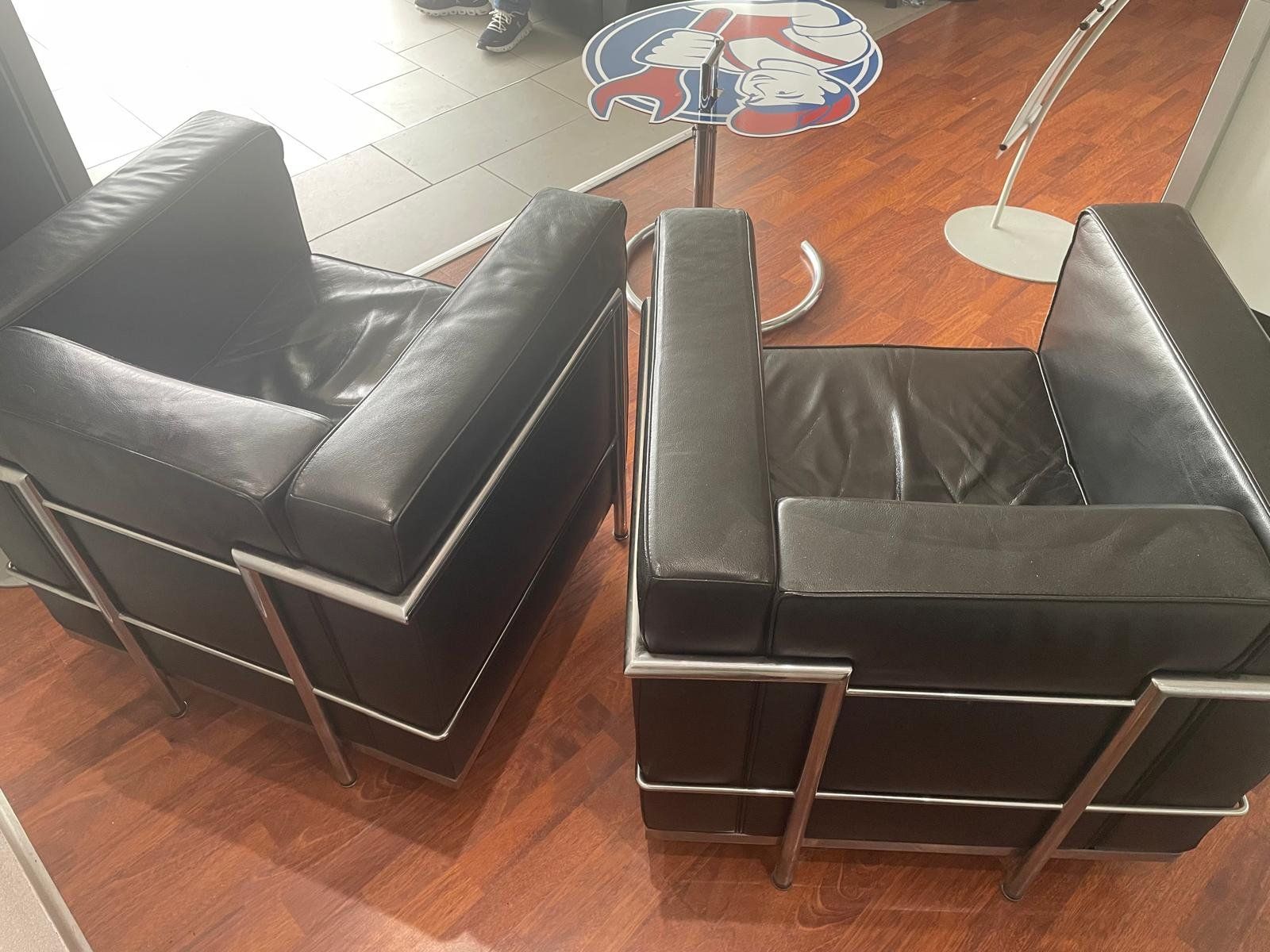 Le Corbusier Sessel: LE CORBUSIER Fauteuils en Cuirs / Table – Gebraucht aus Biel/Bienne von erw_h27c 1