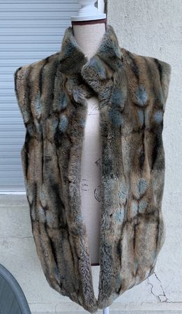Superbe gilet DEVERNOIS fausse fourrure reflets bleutés t.36