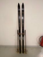 Ski (A 25), alte Deko Holzski mit Stöcken