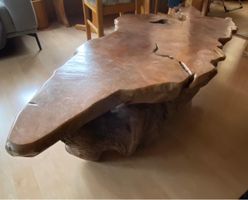 Massiver Baumstammtisch Unikat im rustikalen Stil