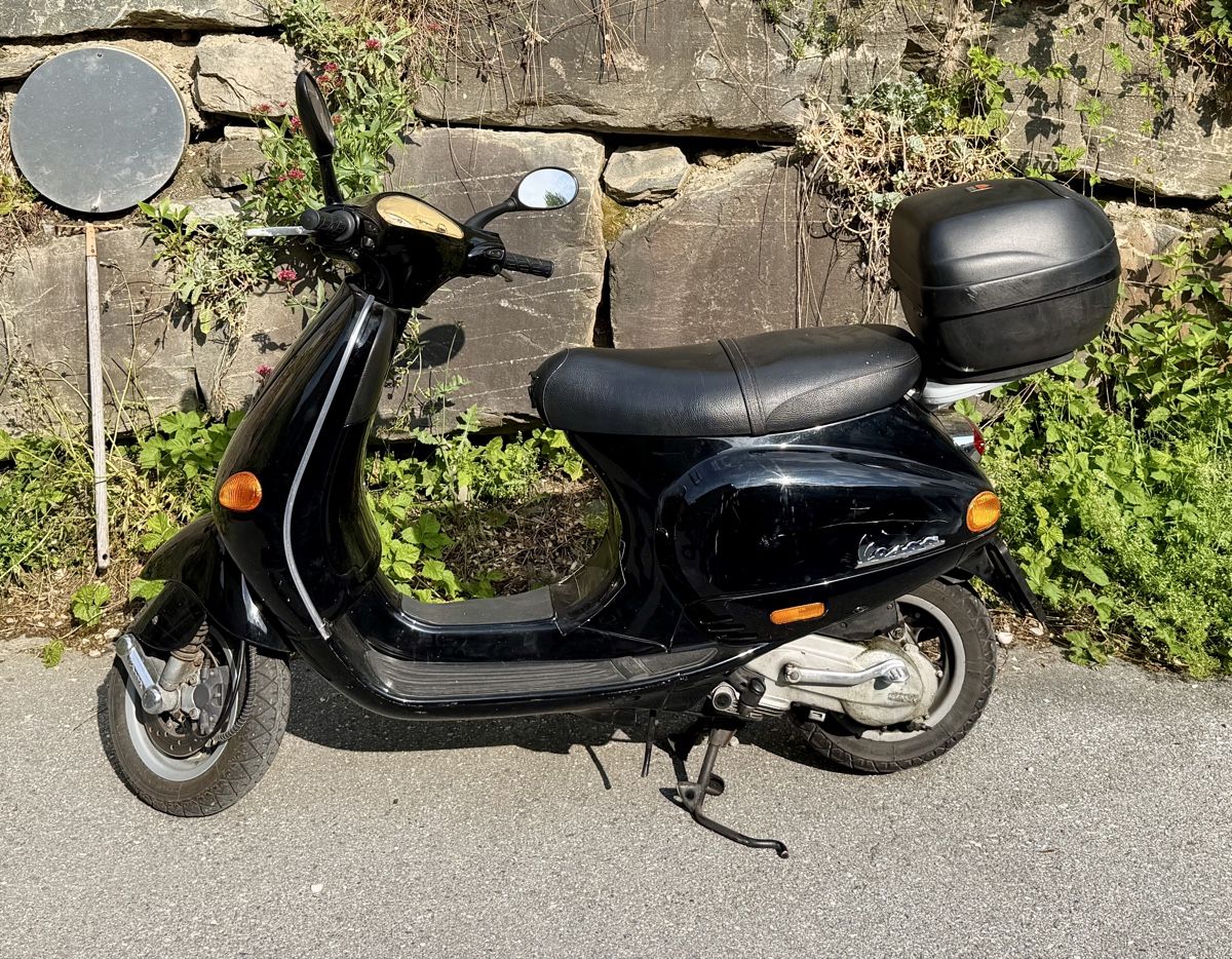 Vespa Scooter: Vespa ET 4 125 schwarz inkl. Topcase – Difettoso da Chur venduto da bargilimiu 2