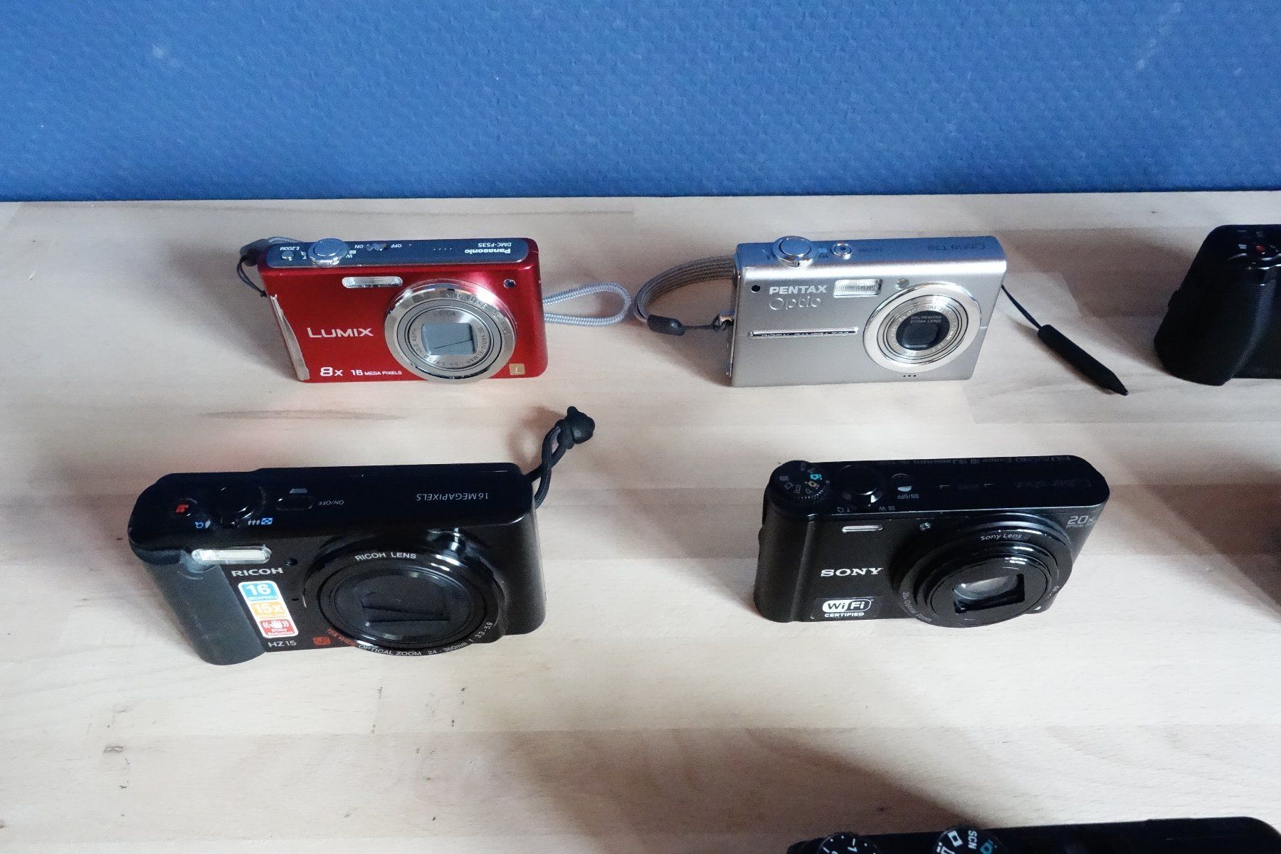 Sony Kamera: Lot de 8 appareils photo avec accessoires – Defekt aus La Rippe von Kopernic 1