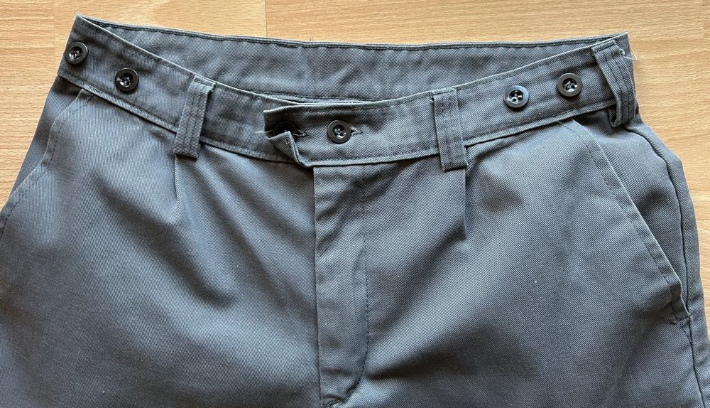 Pantaloni: Arbeitshose / Cargohose, grau, Gr. 38/40 – Usato da Neukirch-Egnach venduto da Phion 4