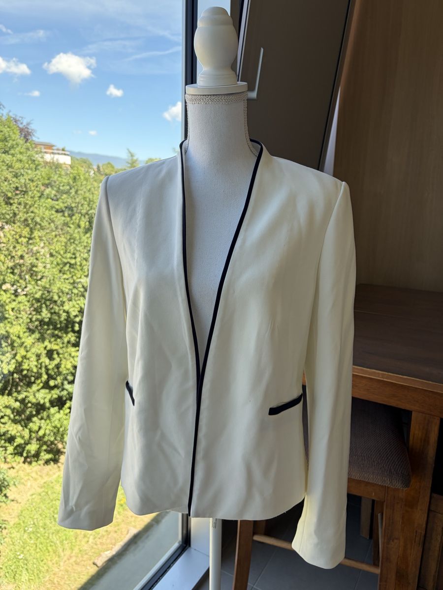 Giacche: Elegant Stretch White Jacket with Navy Trim  – Usato da Nyon venduto da Deb_D39 6