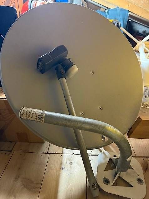 Satellitenschüssel: Sat-Anlage, 2 Antennen / Système satellite , 2 antennes – Gebraucht aus Lutry von 55041dragster 2