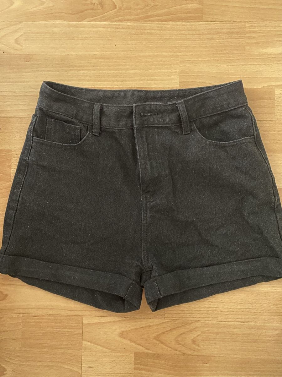 Pantaloni: Schwarze Denim Shorts Grösse L – Usato da Basel venduto da hea_pp2f
