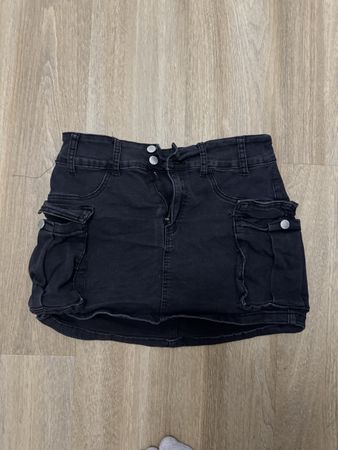 Schwarzer mini rock mit seiten taschen