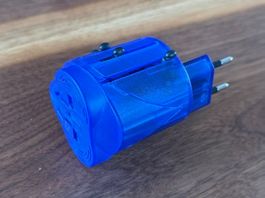 Reiseadapter mit ausklappbaren Steckern