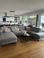 Grosses Ecksofa (ausziehbar) + die Tische