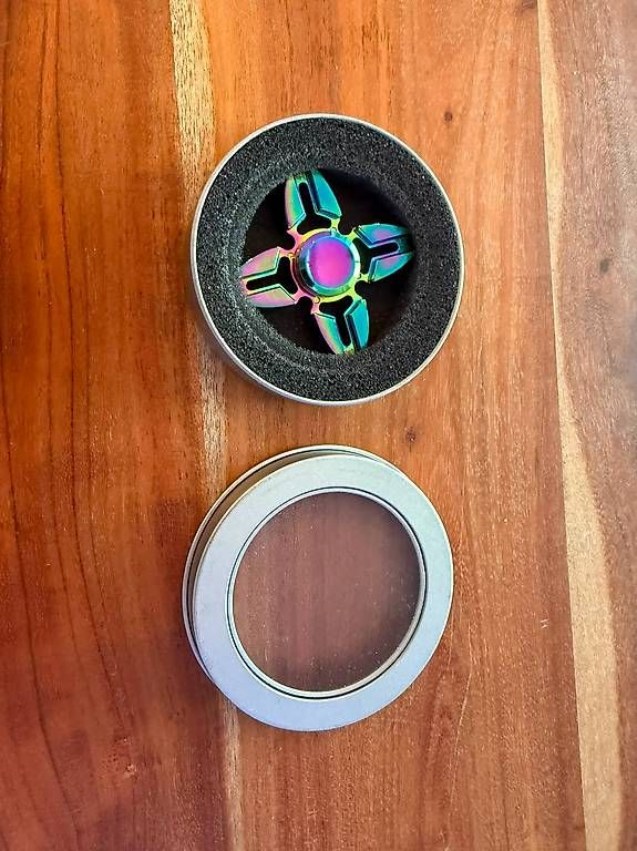 Jouets: Metall Fidget Spinner Rainbow mit Box – D'occasion à Zollikofen par hri_r8pr 1