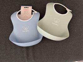 2 BabyBjörn Soft Bibs Lätzchen (eins neu, eins gebraucht)
