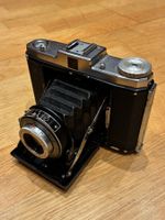 Antike Fotokamera mit Zubehör