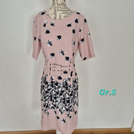 Kleid rosa mit Blumenmuster und Gürtel Grösse S neuwertig