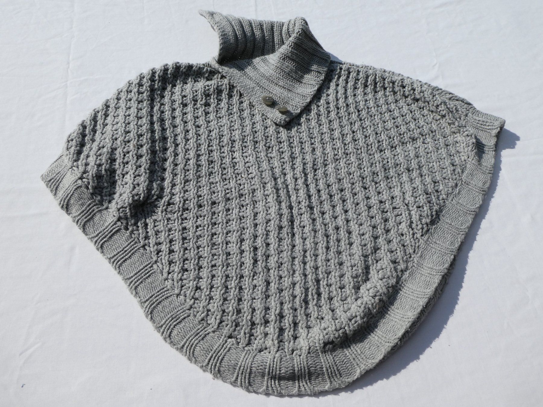 Maglioni & Felpe: Strick-Poncho von Tschibo, Gr. 122/128 – Usato da Gattikon venduto da kaandooh
